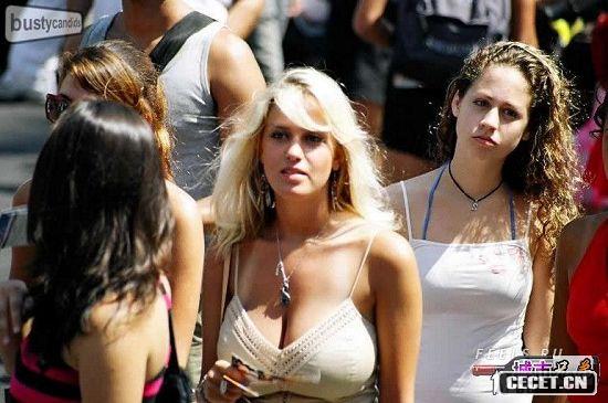 俄羅斯街頭抓拍美女 胸部都很可觀(guān)