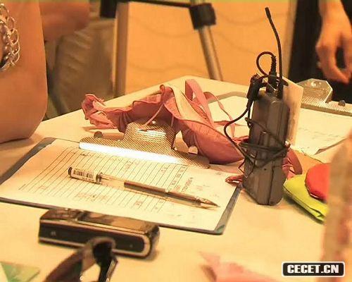 現場(chǎng)只留下那還帶著(zhù)體味的內衣和苦笑不得的評委