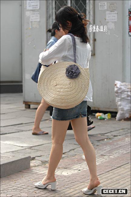 街拍美眉短裙短褲很養眼