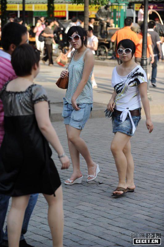 街拍美眉短裙短褲很養眼