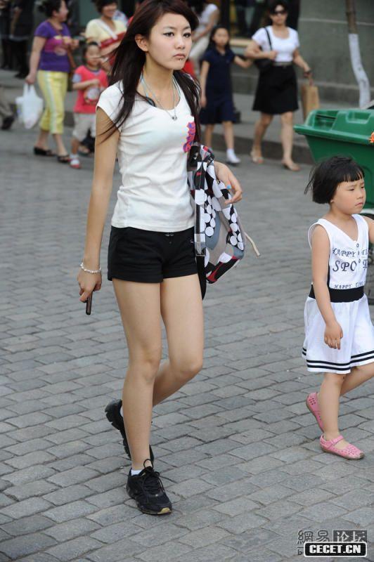 街拍美眉短裙短褲很養眼
