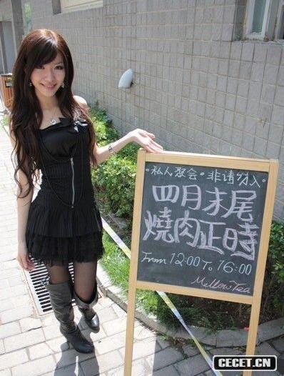 19歲的新人學(xué)生妹真誘人