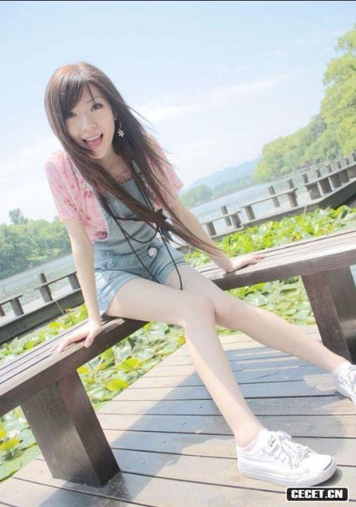 19歲的新人學(xué)生妹真誘人