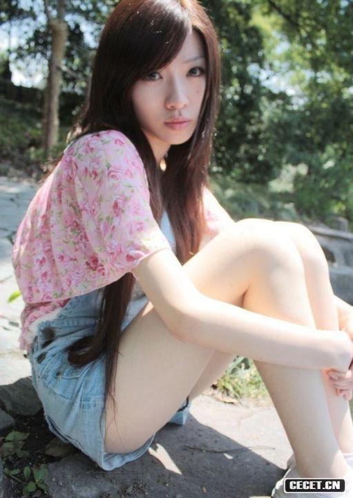 19歲的新人學(xué)生妹真誘人