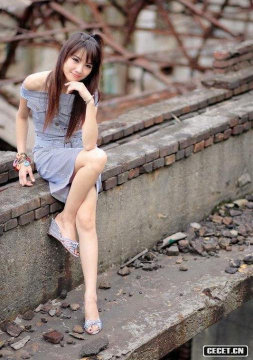 非常別致的素裝短裙美女