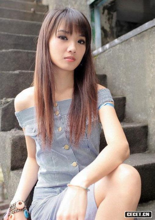 非常別致的素裝短裙美女