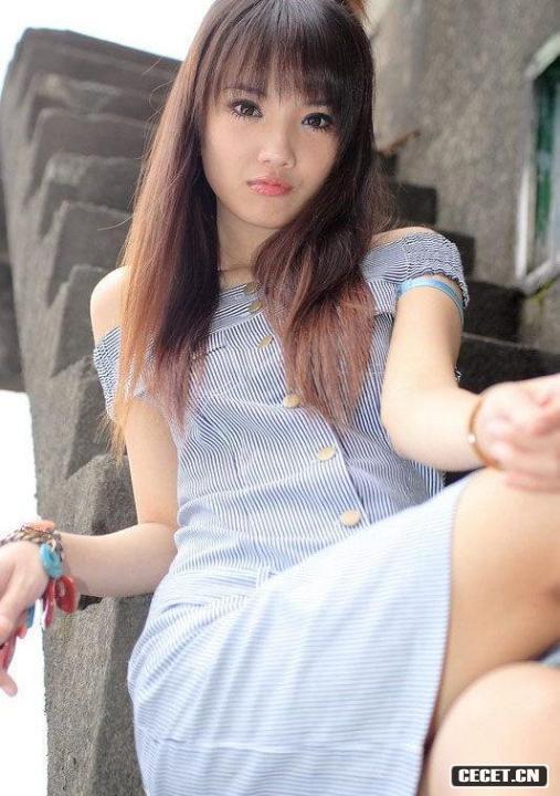 非常別致的素裝短裙美女