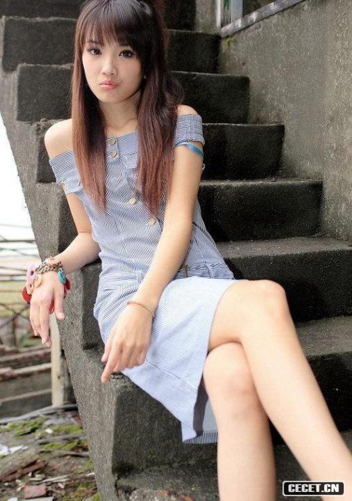 非常別致的素裝短裙美女