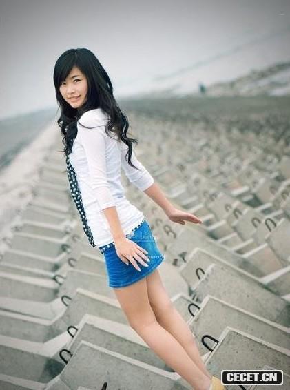 海邊的濃眉長(cháng)腿美女