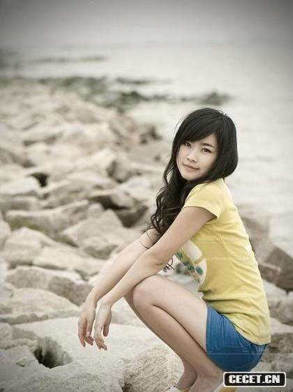 海邊的濃眉長(cháng)腿美女