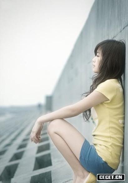 海邊的濃眉長(cháng)腿美女