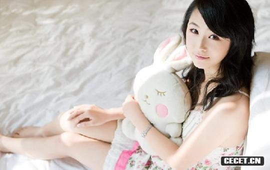 18歲妹妹的甜美私房照