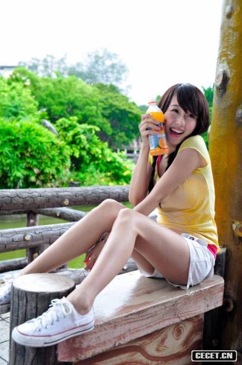 公園里的短褲長(cháng)腿女孩