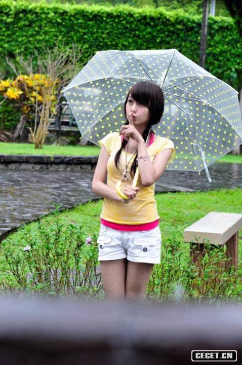 公園里的短褲長(cháng)腿女孩