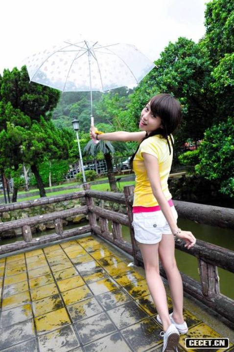 公園里的短褲長(cháng)腿女孩