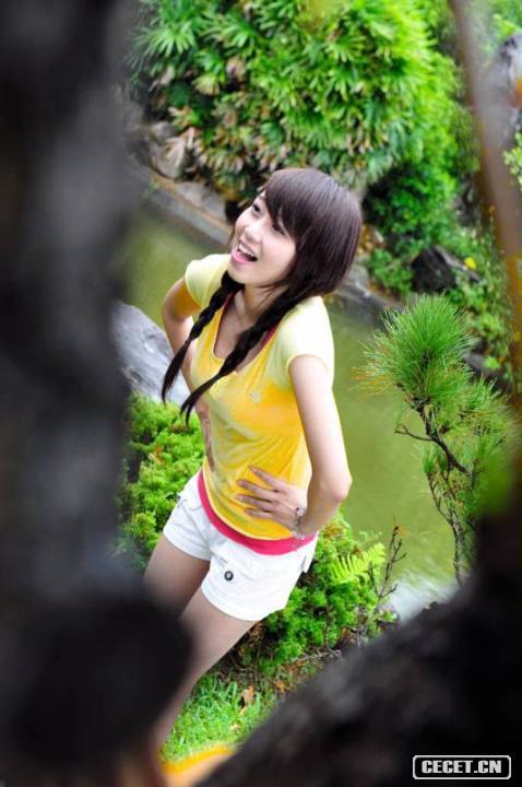 公園里的短褲長(cháng)腿女孩