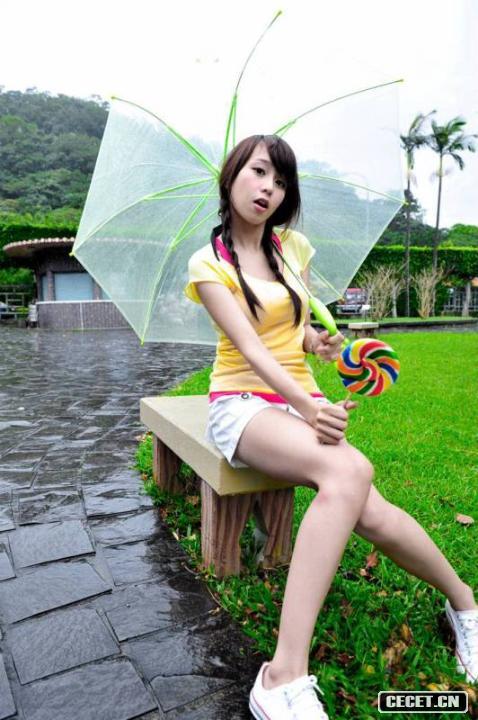 公園里的短褲長(cháng)腿女孩