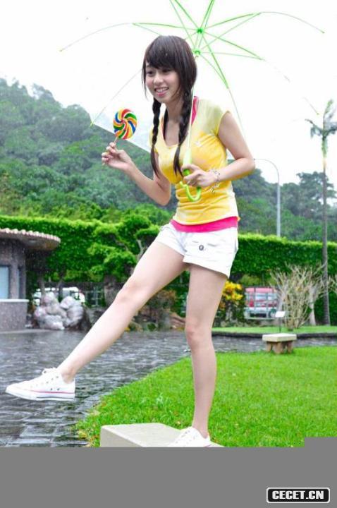 公園里的短褲長(cháng)腿女孩