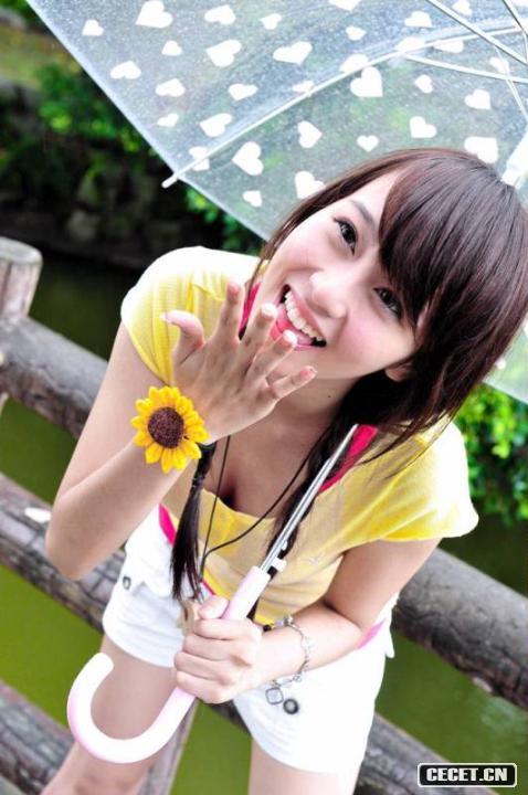 公園里的短褲長(cháng)腿女孩