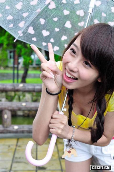 公園里的短褲長(cháng)腿女孩