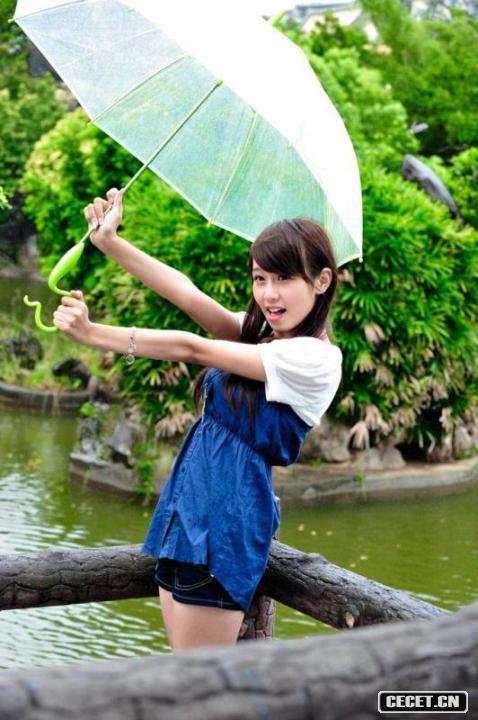 公園里的短褲長(cháng)腿女孩