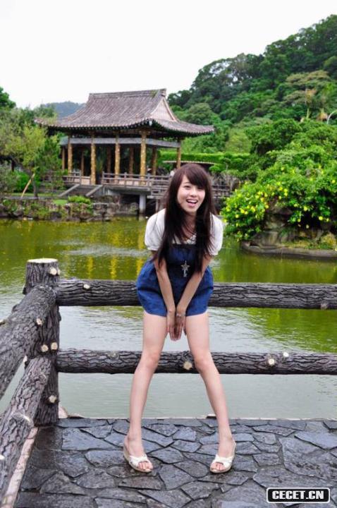 公園里的短褲長(cháng)腿女孩