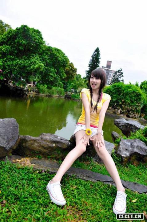 公園里的短褲長(cháng)腿女孩