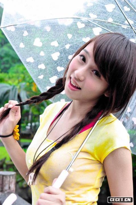 公園里的短褲長(cháng)腿女孩