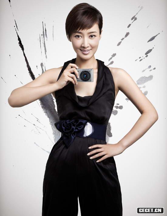 趙子琪俏皮玩轉數碼