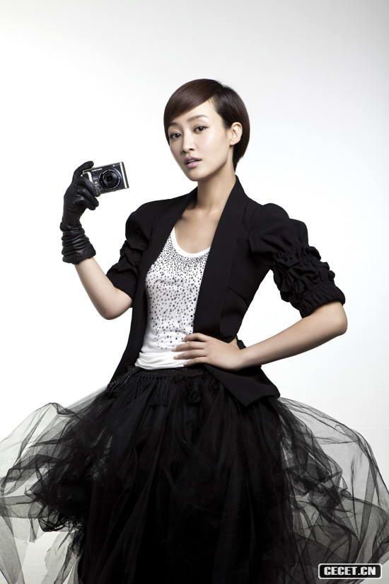 趙子琪俏皮玩轉數碼