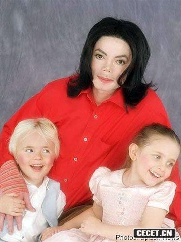 邁克爾-杰克遜生前與一對子女的一組合影曝光