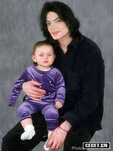 邁克爾-杰克遜生前與一對子女的一組合影曝光