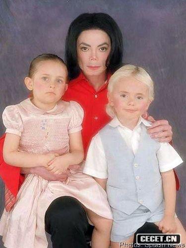 邁克爾-杰克遜生前與一對子女的一組合影曝光