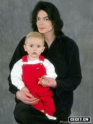 邁克爾-杰克遜生前與一對子女的一組合影曝光