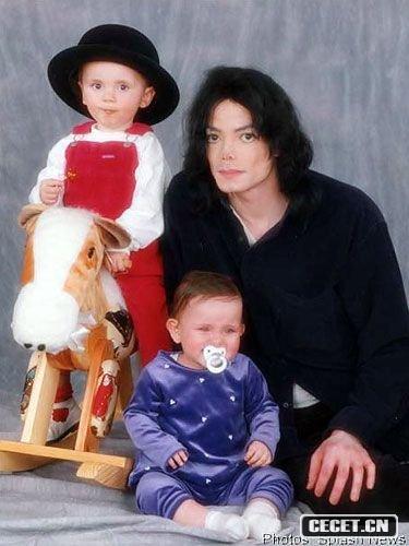 邁克爾-杰克遜生前與一對子女的一組合影曝光