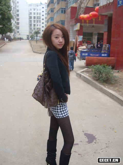 可愛(ài)教主的黑絲街拍