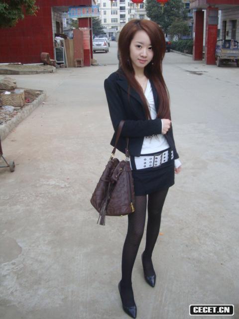 可愛(ài)教主的黑絲街拍