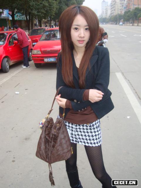 可愛(ài)教主的黑絲街拍