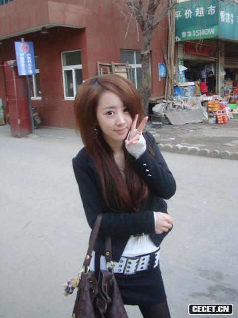 可愛(ài)教主的黑絲街拍