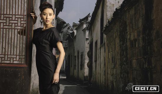 胡靜孕期演繹水鄉女子