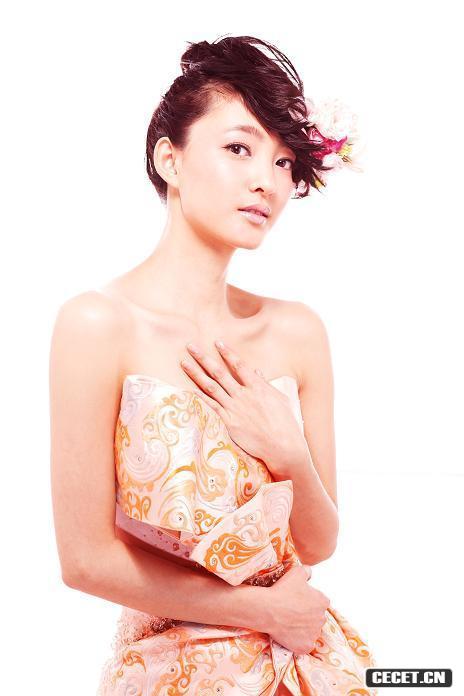 王麗坤寫(xiě)真如花綻放