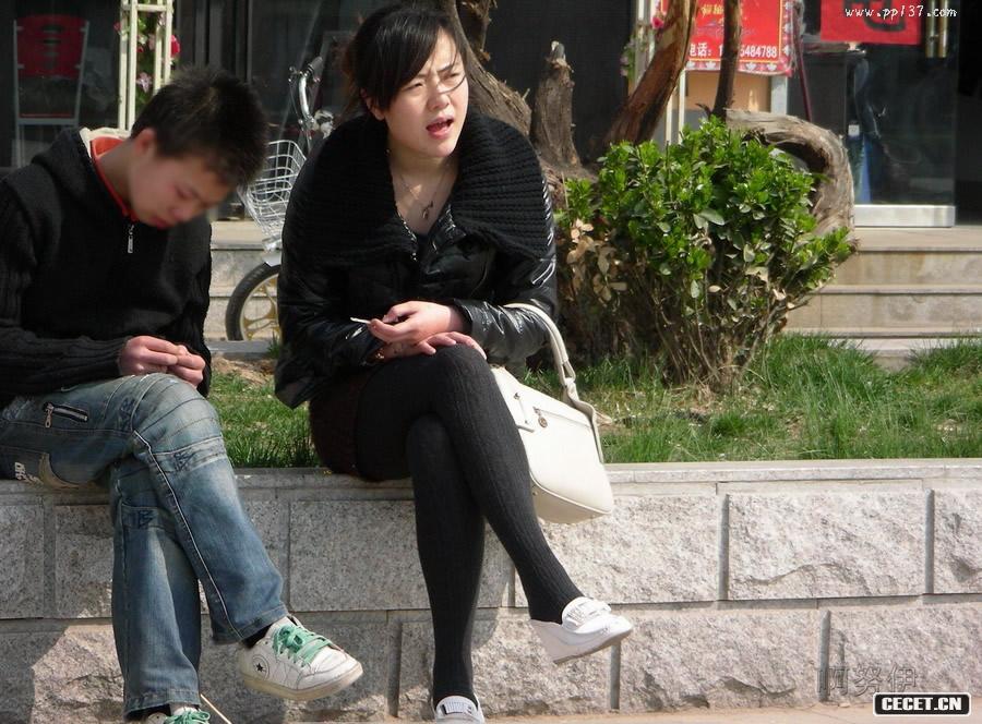 偷拍路邊黑絲美女