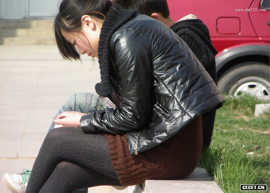 偷拍路邊黑絲美女