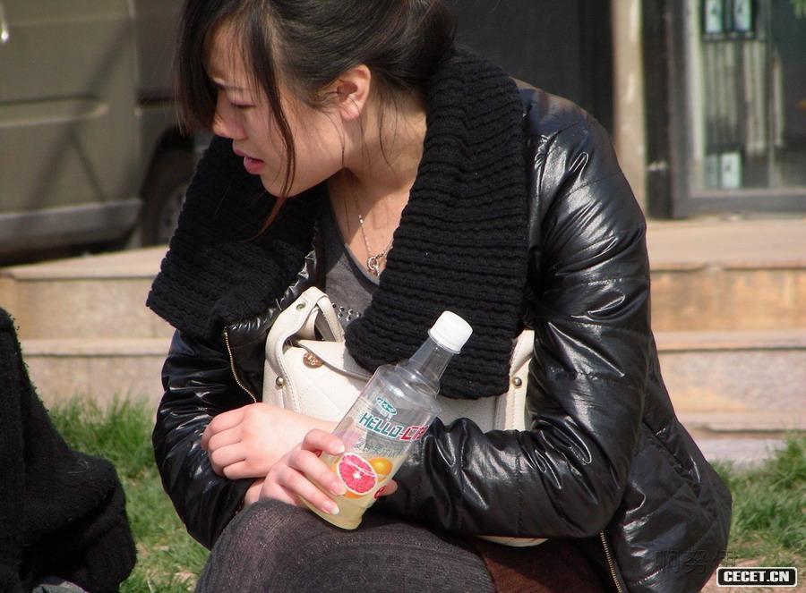 偷拍路邊黑絲美女