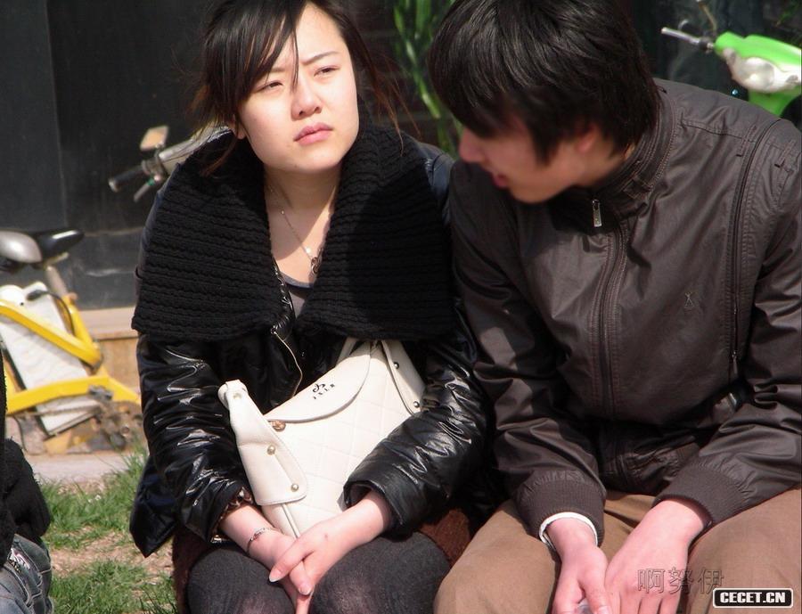 偷拍路邊黑絲美女