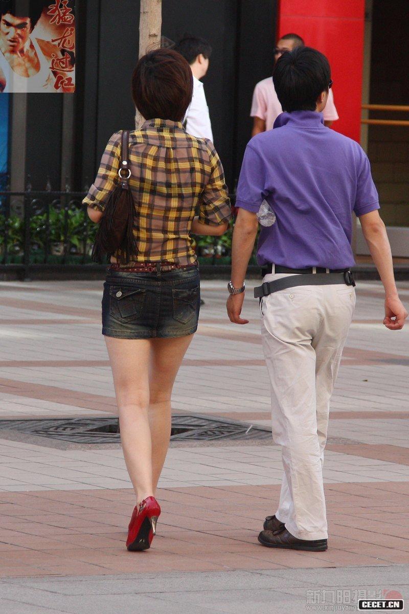 超短緊身仔裙白晰美腿