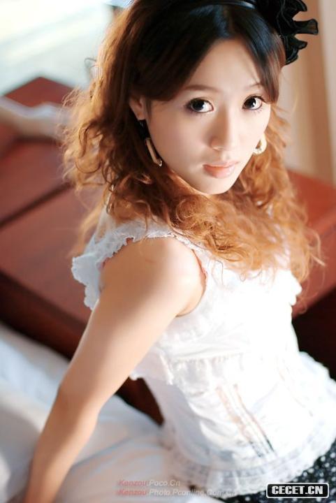 大眼睛美少女陽(yáng)光寫(xiě)真