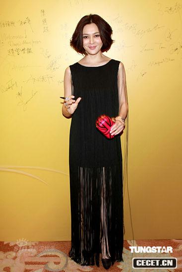 關(guān)之琳長(cháng)裙展露美腿