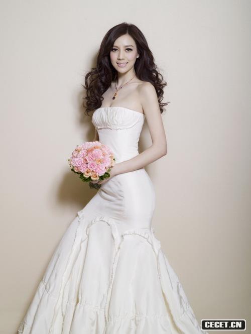 周偉童超贊身材秀婚紗