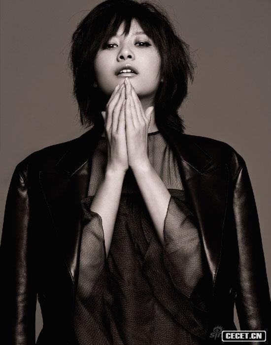 徐靜蕾職業(yè)裝展中性風(fēng)